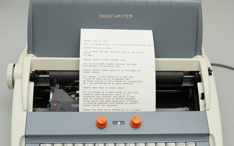 国外艺术家打造出一台 Ghostwriter，在打字机上也能跟 AI 聊天