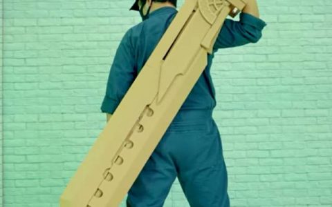 中二武器自己作！ 纸箱达人DanCreator打造《Final Fantasy VII》武器「合体剑」
