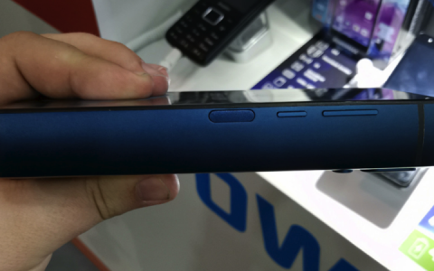 是砖还是炸弹？ 狂人将三星手机升级 30000mAh 爆强电量