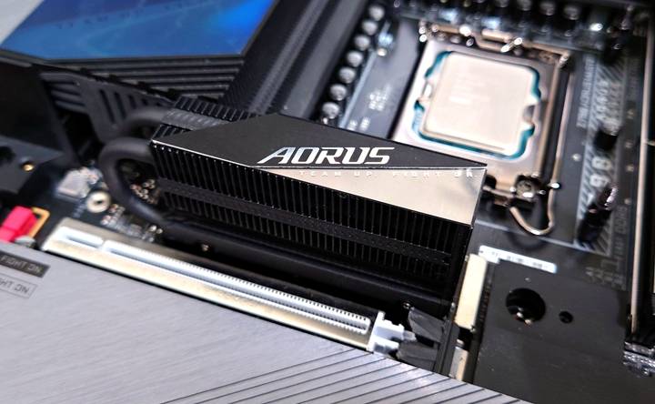 GIGABYTE AORUS Gen5 10000 SSD 2TB 测试，读写破万 MB/s 新王者