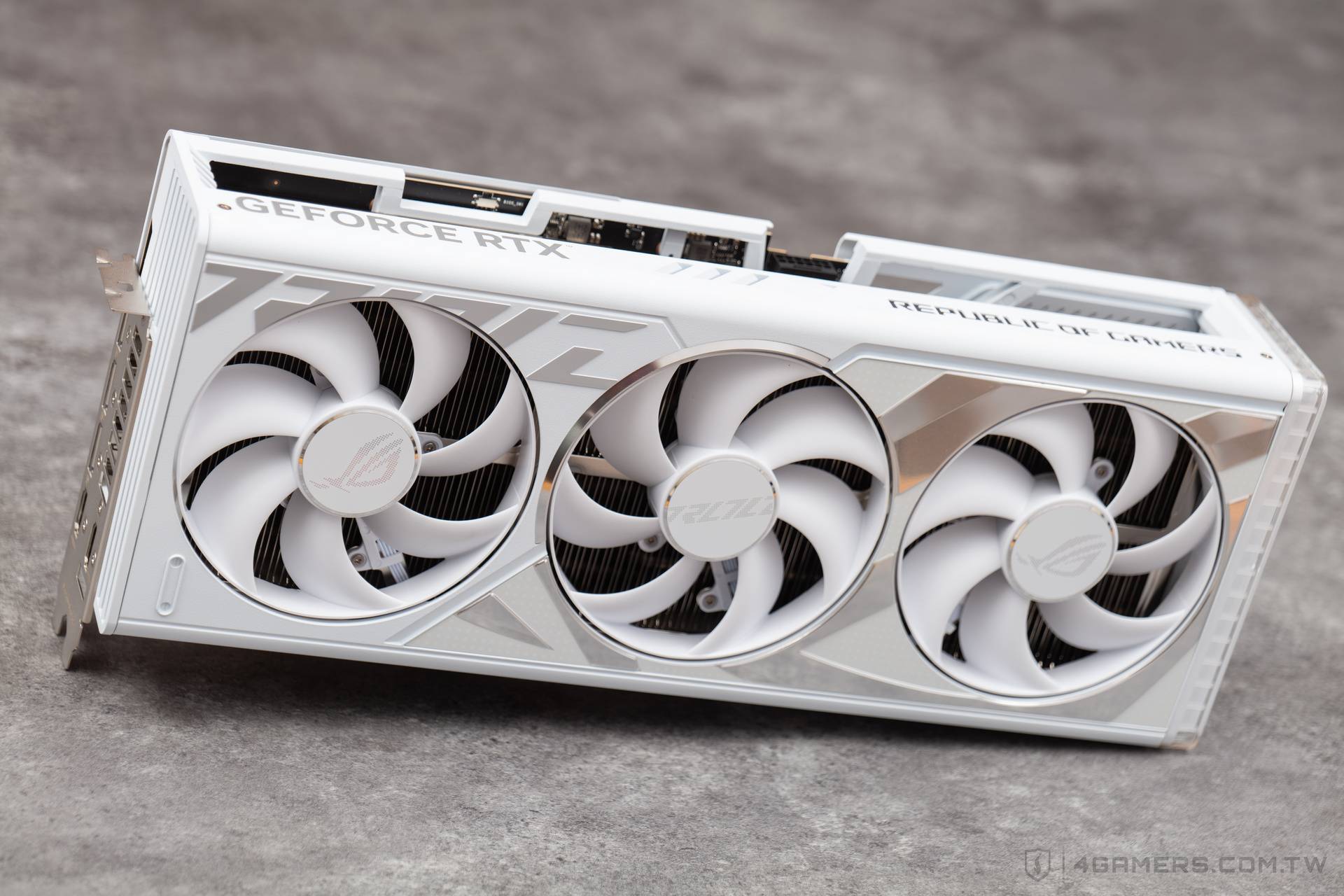 ASUS ROG Strix GeForce RTX 4080 White 潮竞白
