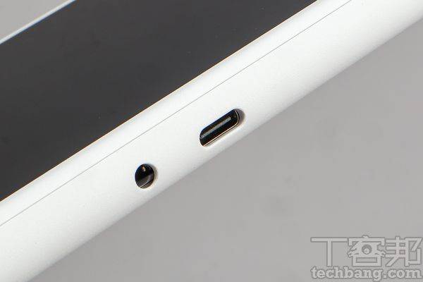 传输接口USB 3.1 Type-C主要作为充电用，此外也提供了3.5mm的有线耳机麦克风接孔。