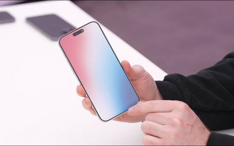 iPhone 15 Pro Max开箱动手玩影片，最新机模揭示更窄屏幕边框、全新Type-C接口、音量键与多功能按钮，传闻配备6倍光学潜望式长焦镜头