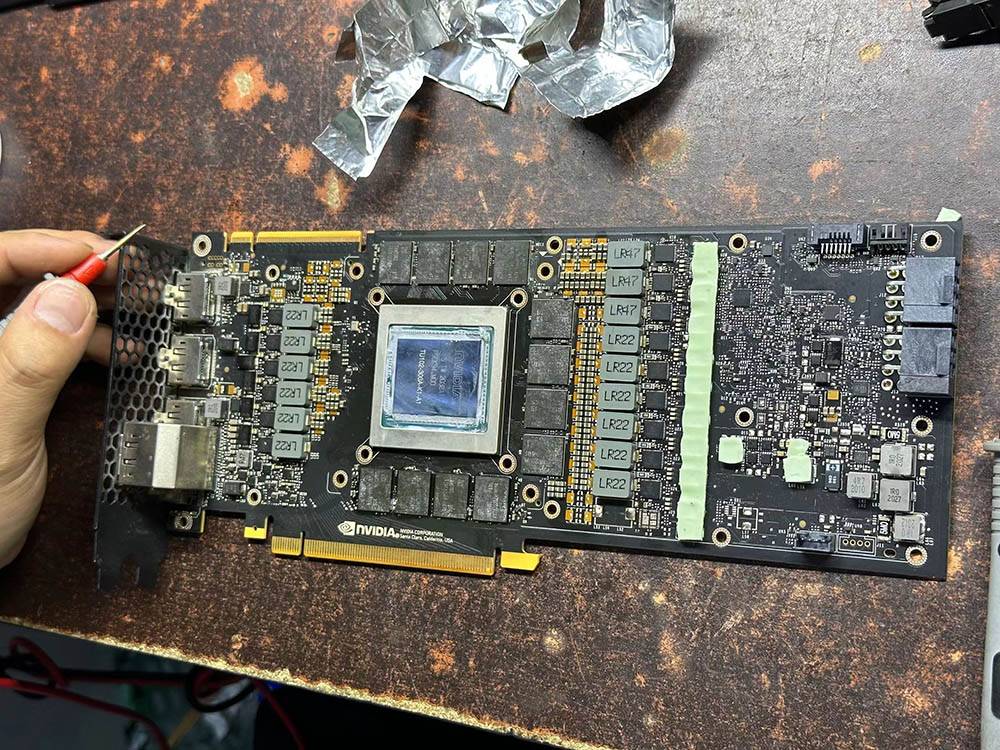 这内存容量也太扯！ 有人把RTX 2080 Ti的VRAM提升到44GB，是原来的4倍-计算机王阿达