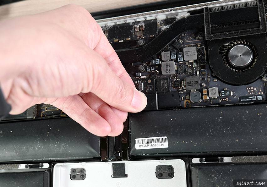 梅问题-如何拆除老旧MacBook Pro膨胀电池，让它成为桌机使用