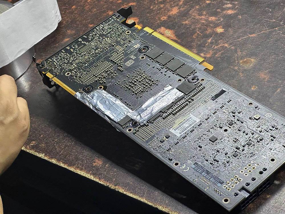这内存容量也太扯！ 有人把RTX 2080 Ti的VRAM提升到44GB，是原来的4倍-计算机王阿达