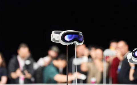 防止 Vision Pro 开发套件遗忘在酒吧，AirTag 又派上用场了