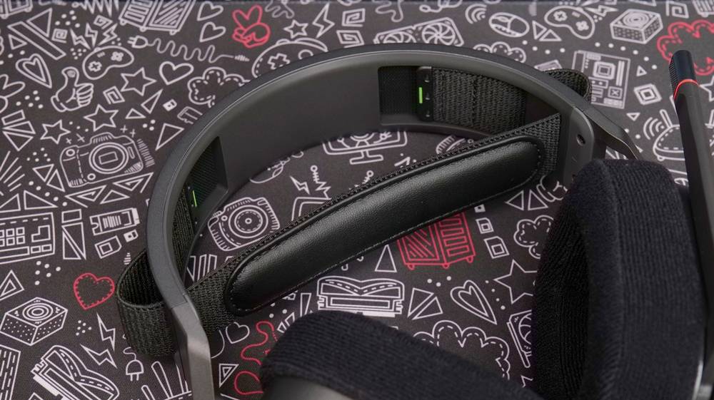 续航增加的无线三模版本来啰！ CORSAIR HS80 MAX 无线电竞耳机