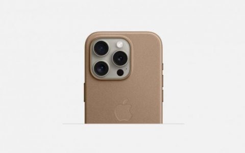 只要握住iPhone 15 Pro就会改变钛金属表面的颜色，苹果建议戴上手机壳