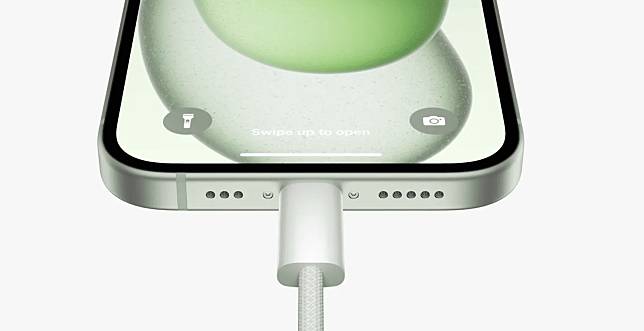 iPhone 15 错误地反向 USB-C 充电宝充电 外媒：疑反向充电功能导致
