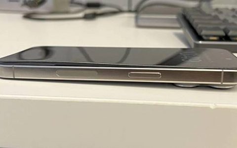 iPhone 15 Pro 疑因过热导致电池膨胀令机身变形