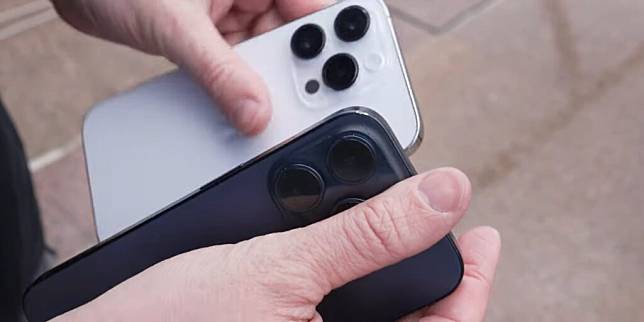 iPhone 15 Pro VS 14 Pro 掉落测试 钛金属是否比不锈钢更耐摔？