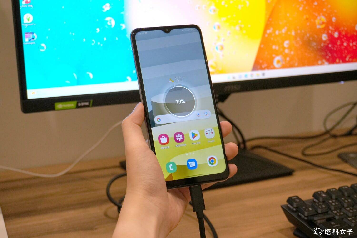 微星电竞屏幕MSSI MAG 274UPF： Type C接口提供65W手机充电