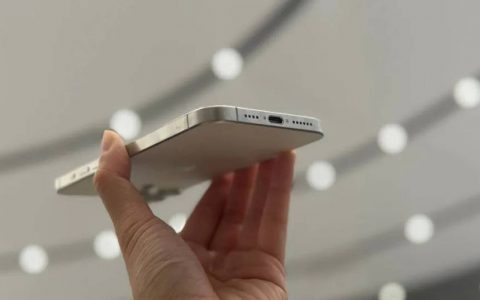 iPhone 15 系列四款新机均具备 4.5W 反向充电能力，且都支持 DisplayPort 输出 4K HDR