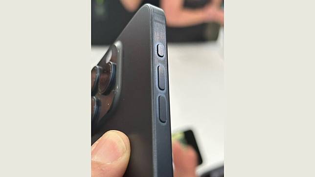 苹果：指纹可以「暂时改变」 iPhone 15 Pro 钛金属边框的颜色