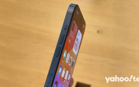 Apple 确认 iPhone 15 Pro 钛中框会因为皮肤油脂而变色，但抹干净就没事了