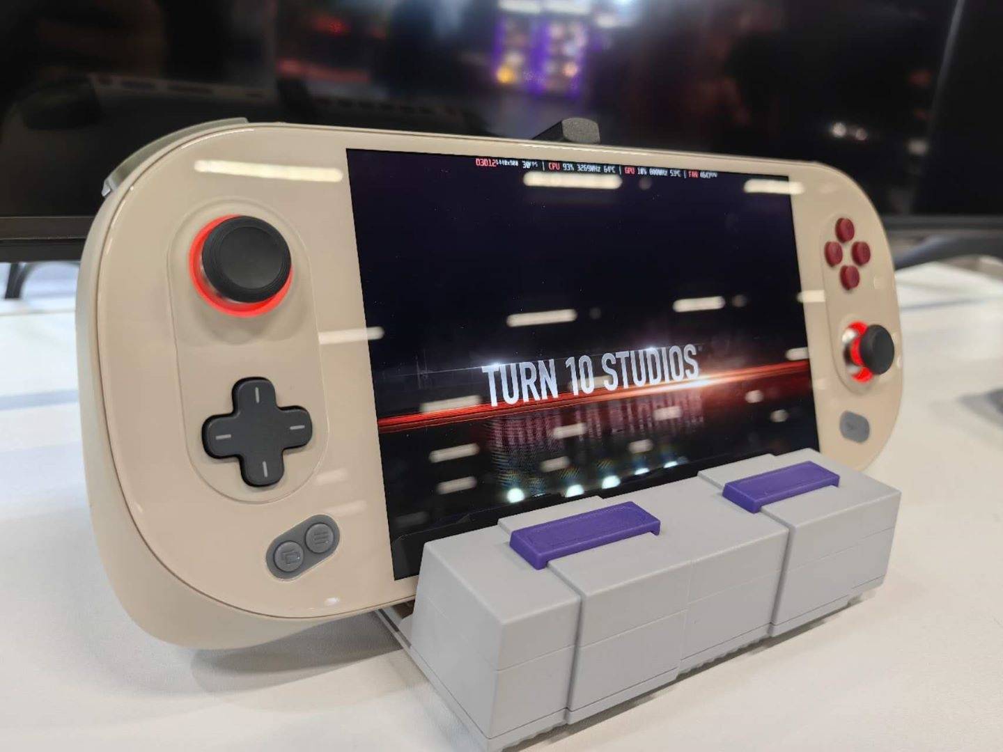 GuliKit 推出长得像'美版超任'的游戏基座，可支持 Steam Deck、Nintendo Switch、ROG Ally 等掌机投影大屏幕