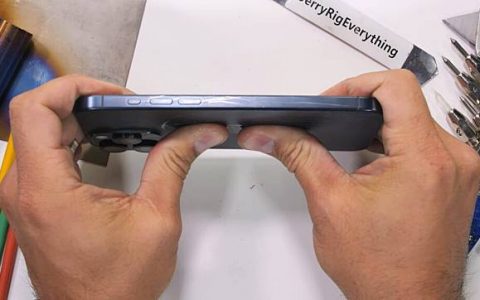 钛合金 iPhone 15 Pro Max 极度脆弱？ 一屈背部玻璃即碎！