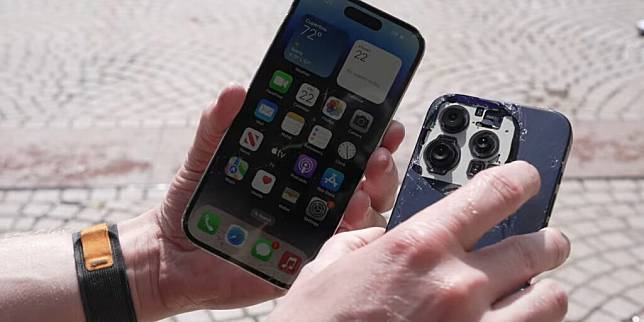 iPhone 15 Pro VS 14 Pro 掉落测试 钛金属是否比不锈钢更耐摔？