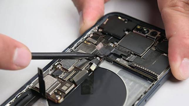 iFixit 解拆 iPhone 15 Pro Max 钛金属框架易留有刮痕