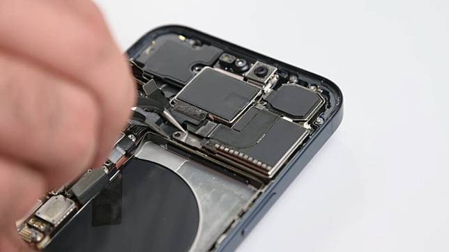 iFixit 解拆 iPhone 15 Pro Max 钛金属框架易留有刮痕