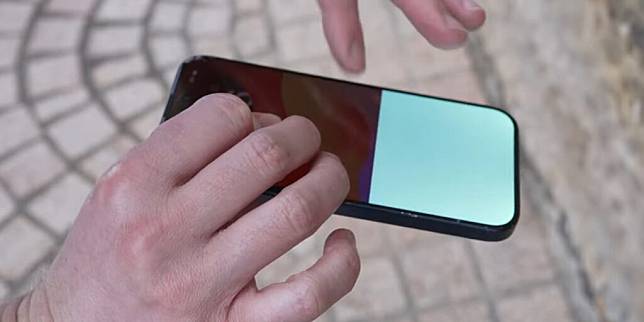 iPhone 15 Pro VS 14 Pro 掉落测试 钛金属是否比不锈钢更耐摔？