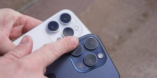 iPhone 15 Pro VS 14 Pro 掉落测试 钛金属是否比不锈钢更耐摔？