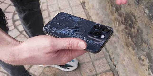 iPhone 15 Pro VS 14 Pro 掉落测试 钛金属是否比不锈钢更耐摔？