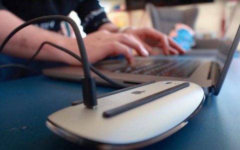 苹果下周终于要将巧控鼠标升级为USB-C ，但它会解决孔位尴尬的位置吗？