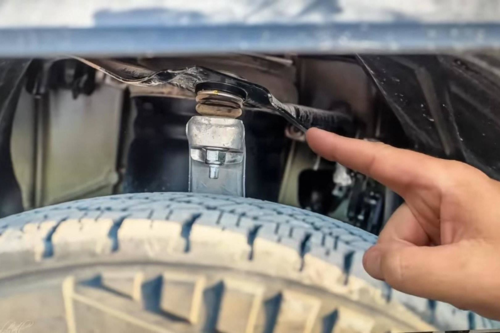 Tesla Cybertruck 越野测试，结果连摆臂都弯了
