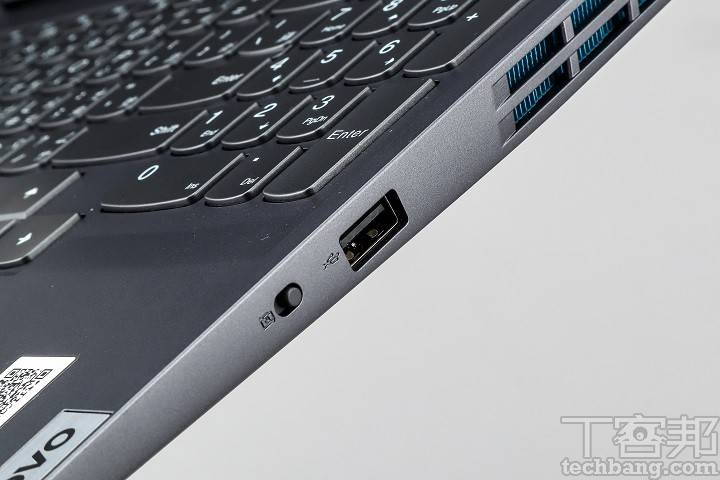 机身右侧有 USB 3.2 Type-A 端口及电子式隐私镜头开关。