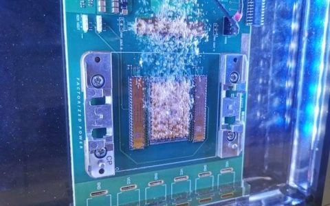 Samsung 发表浸入式散热技术，有望半永久性解决半导体发热难题