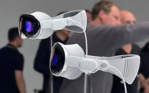 传 Vision Pro 2 的改进重点会是轻量化，度数镜片的体验、销售模式也将改变
