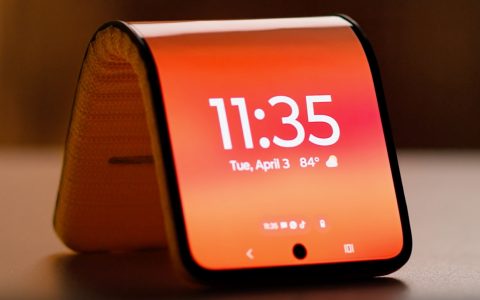 Motorola 端出可弯折成各种角度的概念机：要整个戴在手上，或要让手机做瑜伽都行