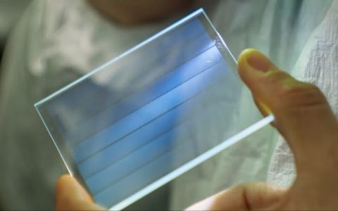 微软玻璃硬盘Project Silica杯垫尺寸可存TB级资料 闲置不耗电、寿命达千年之久