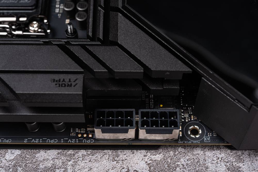 板载 5 M.2！ ROG MAXIMUS Z790 DARK HERO 开箱测试 / Wi-Fi 7， TB4， DIMM Flex