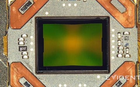 iFixit 用显微镜解构 iPhone 15 内部结构