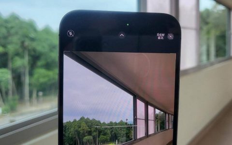 iPhone相机画面出现一条横线是BUG？ 正确解答看这边