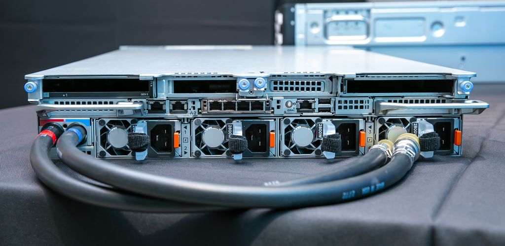 导入液冷，Dell推出搭4台英特尔或英伟达顶级GPU的2U服务器