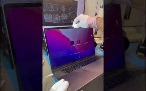 多款 MacBook Pro 屏幕爆发紫色直线问题，可能是「灰尘」导致