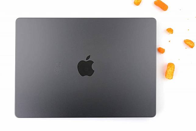 iFixit 拆解 M3 MacBook Pro 深入分析全新黑色涂层