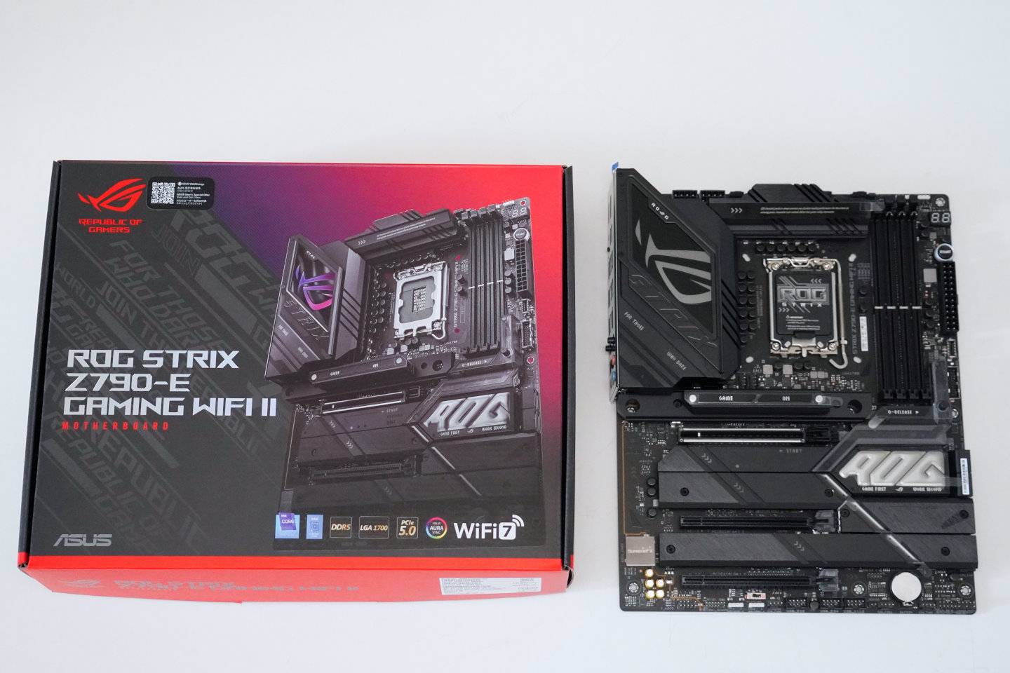 搭配的主板为ROG Strix Z790-E Gaming WiFi II。