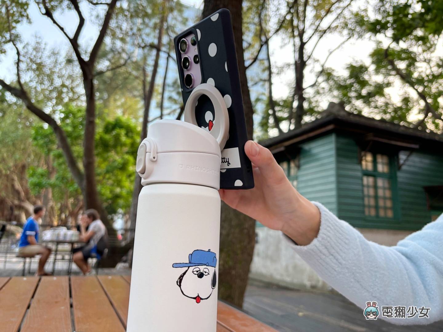 开箱|犀牛盾 AquaStand 磁吸水壶：是水壶也是手机支架！ 要用它来追剧或自拍都行