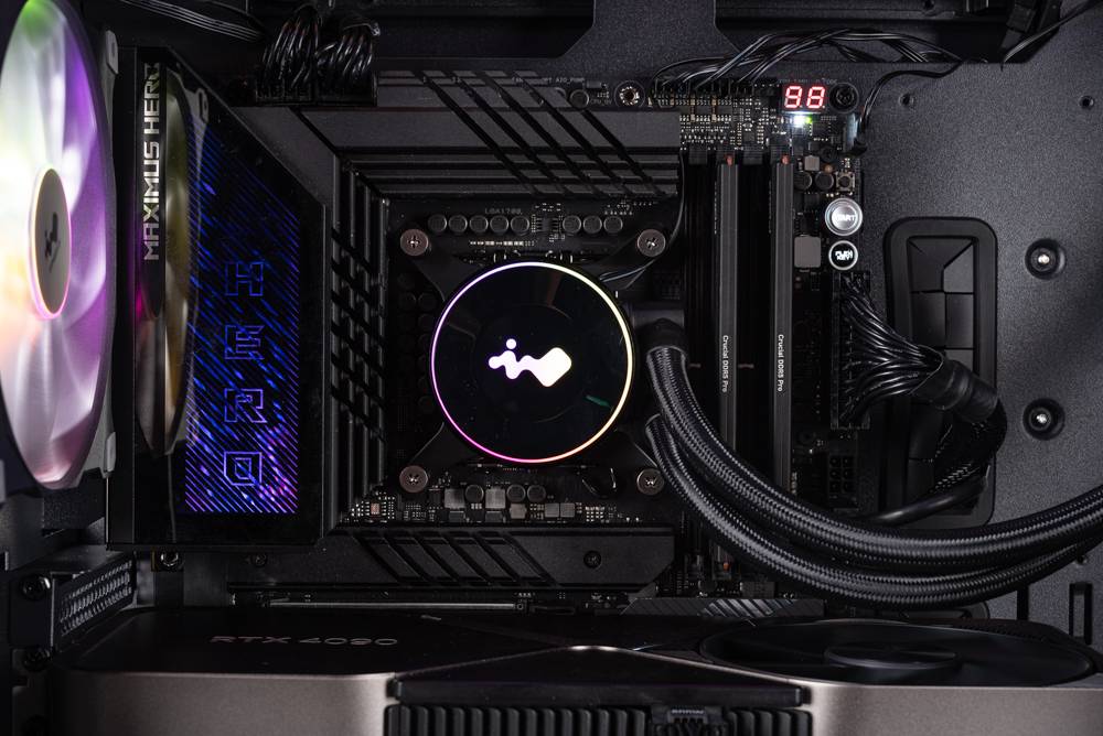 InWin MR36 水冷散热器开箱测试 / 旋转冷头， 冷排帮浦， AN120 RGB 风扇