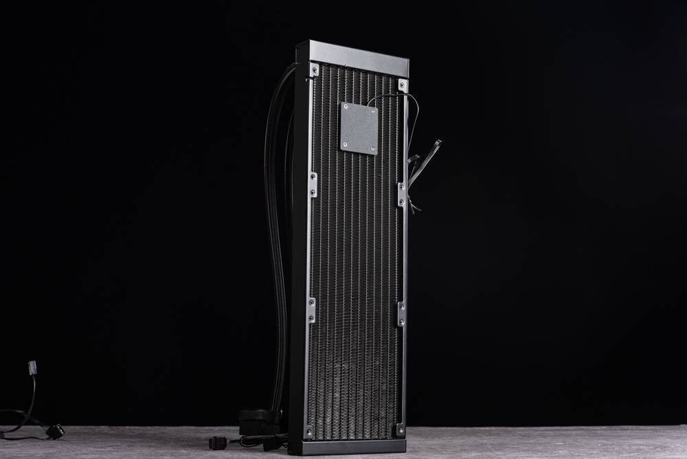 InWin MR36 水冷散热器开箱测试 / 旋转冷头， 冷排帮浦， AN120 RGB 风扇