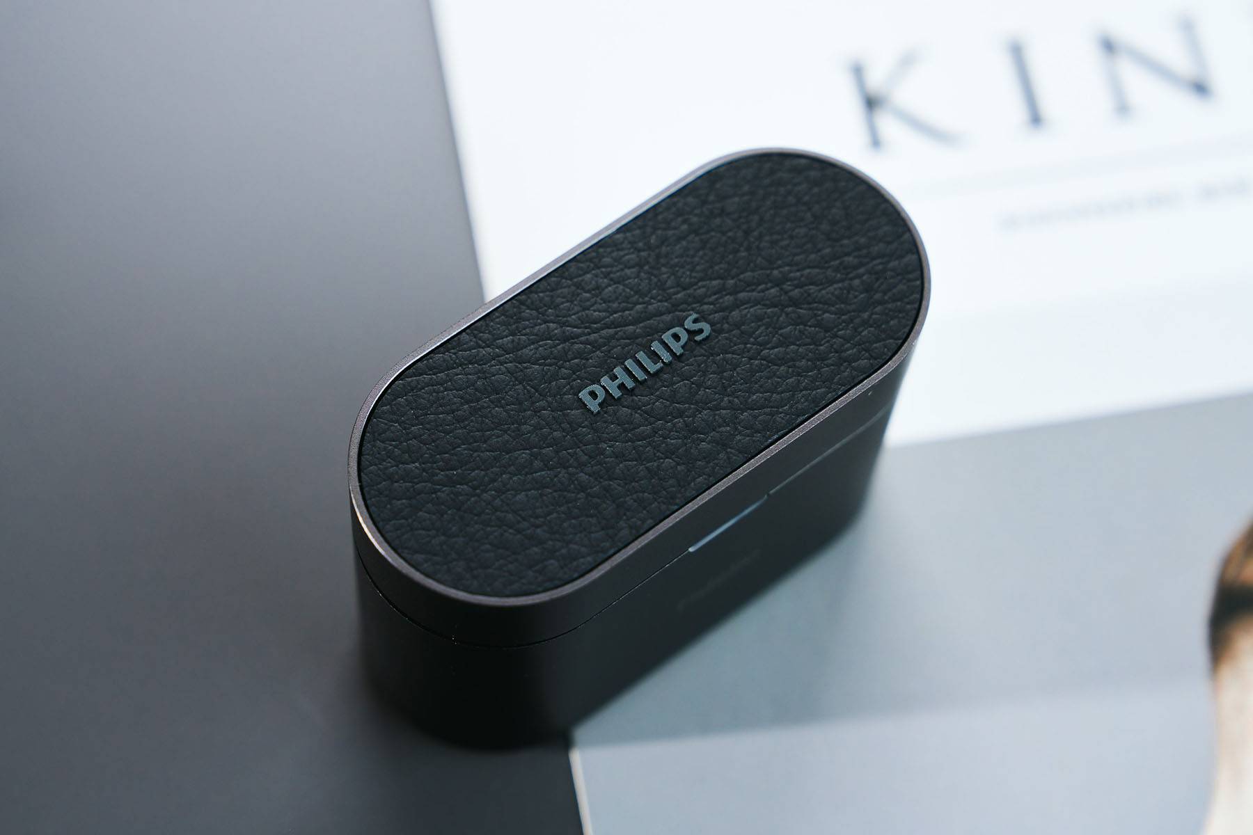 苏格兰 Muirhead 皮革为 Philips Fidelio T2 点缀出不凡的奢华气息。