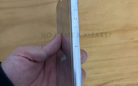 疑Google Pixel 8a样品模具曝光，外型圆润但边框有点粗