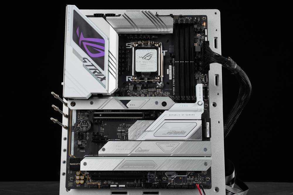 银白色高端主板 WiFi 7 加持 | ASUS ROG STRIX Z790-A GAMING WIFI II 主板开箱测试