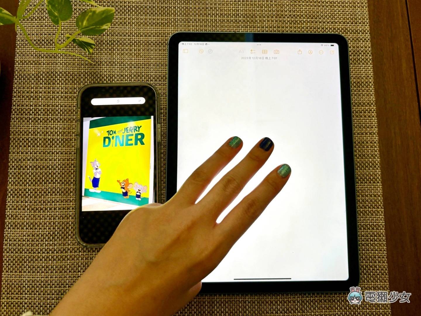 藏很深的 iPad 小技巧！ 用三根手指头 把照片在 iPhone 与 iPad 间跨设备复制贴上