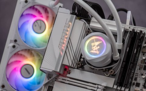 技嘉B760M AORUS ELITE X AX主板与AORUS WATERFORCE II 360 ICE水冷动手玩